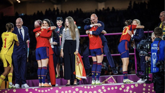 Most már nagy bajban van a csókolózó spanyol focielnök