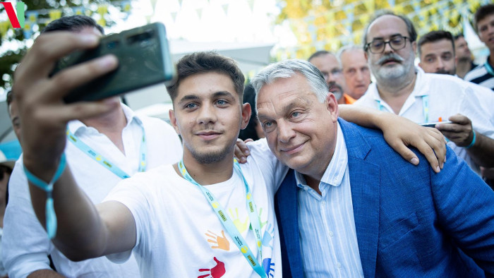 Balatoni mosolyalbum érkezett Orbán Viktortól