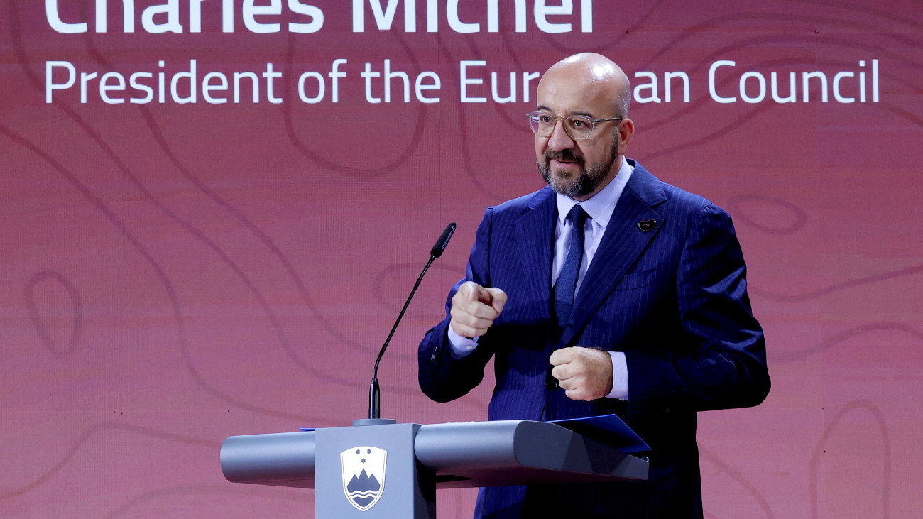 A szlovén miniszterelnöki hivatal által közreadott képen Charles Michel, az Európai Tanács elnöke beszédet mond a Bledi Stratégiai Fórum elnevezésű tanácskozáson a szlovéniai Bledben 2023. augusztus 28-án.