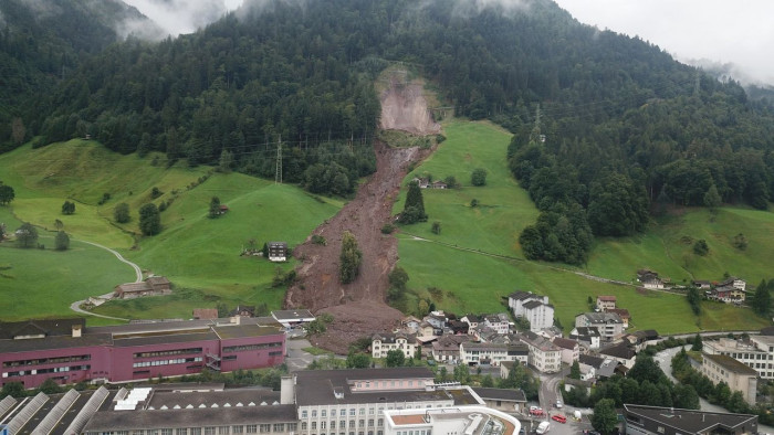 Házakat sodortak el földcsuszamlások Svájcban - fotók és videók