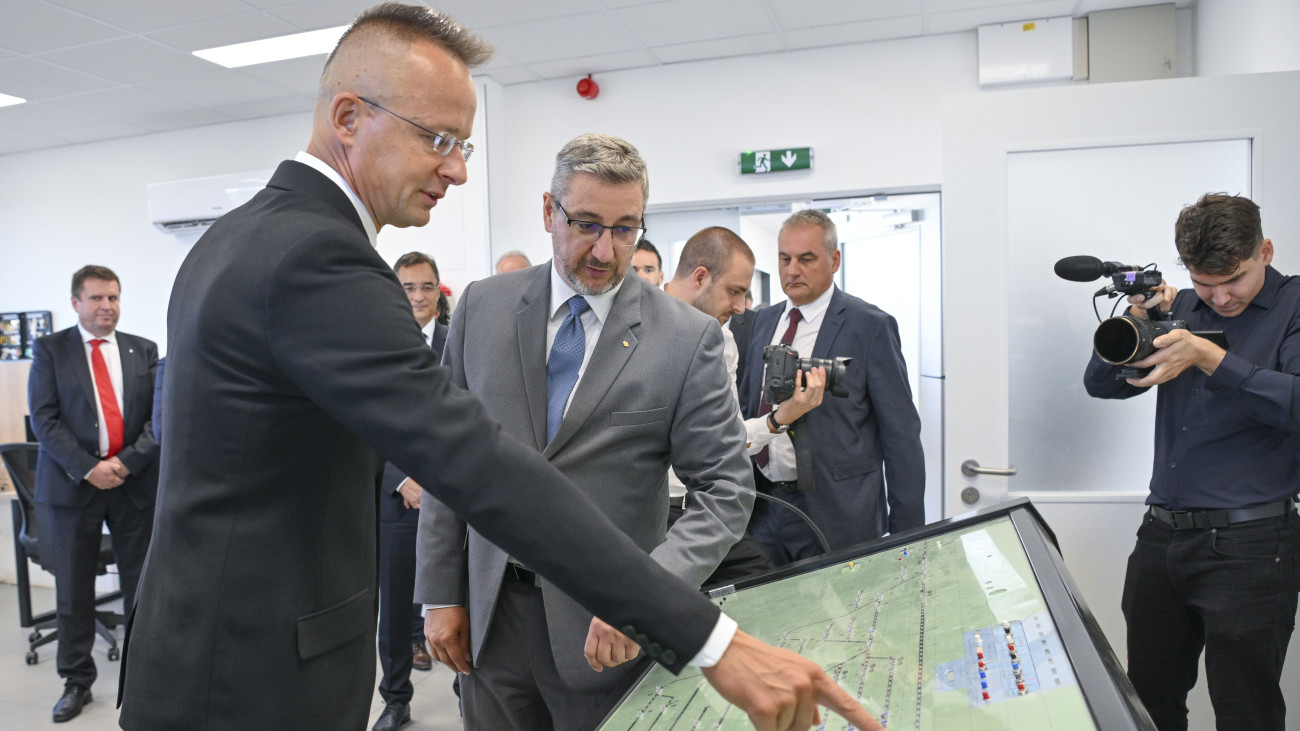 Szijjártó Péter külgazdasági és külügyminiszter (b) és Hadnagy Attila, a MÁV Zrt. debreceni pályavasúti területi igazgatóságának vezetője (k) a Debreceni Észak-Nyugati Gazdasági Övezethez kapcsolódó vasúti infrastruktúra-fejlesztések első ütemének ünnepélyes átadásán a Macs Ipari Park épületében Debrecen határában 2023. augusztus 30-án. Az átadással megindulhat a projekt második szakasza, amelynek nyomán létrejön Kelet-Európa egyik legnagyobb ipari intermodális terminálja.