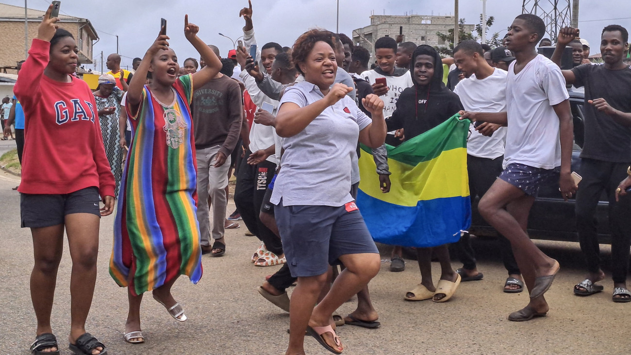 A katonai hatalomátvételt ünneplik az emberek Akanda utcáin 2023. augusztus 30-án. A nyugat-afrikai Gabonban a hadsereg több tisztje kora reggel a televízióban bejelentette, hogy átvette a hatalmat. A puccsisták közölték, hogy további intézkedésig lezárták az ország határait, és feloszlatták az állami intézményeket, beleértve az alkotmánybíróságot. Gabonban augusztus 26-án tartottak elnök- és parlamenti választásokat, a választási bizottság szerdai közleménye szerint az elnökválasztást a hivatalban lévő Ali Bongo Ondimba a szavazatok 64,2 százalékával megnyerte.