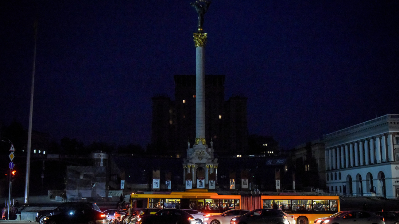 Áramszünet közben állnak járművek a kijevi Majdan téren 2022. október 24-én. A villamos áramot termelő ukrajnai létesítményeket érő orosz támadások miatt tervezett kimaradások vannak az ukrán fővárosban.