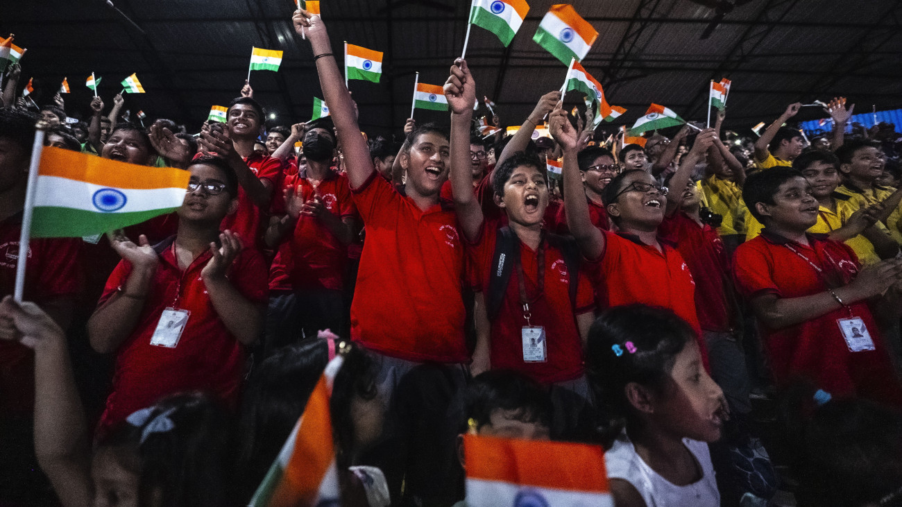 A Csandraján-3 indiai űrhajó holdra szállását ünneplik egy gauháti iskola tanulói 2023. augusztus 23-án. Az űrhajó sikeresen leszállt a Hold déli sarkának térségében, és ezzel - az Egyesült Államok, az egykori Szovjetunió és Kína -  után India lett a negyedik ország, amely űreszközt juttatott a Hold felszínére.