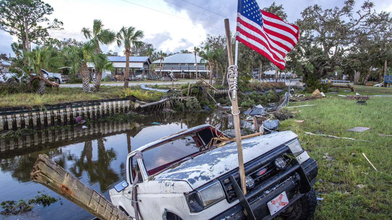 Az Idalia hurrikán okozta pusztítás nyomai a floridai Horseshoe Beach településen 2023. augusztus 30-án.