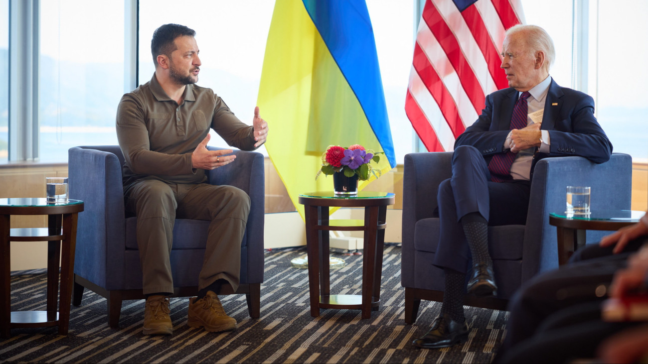 Az ukrán elnöki sajtószolgálat által közreadott képen Volodimir Zelenszkij ukrán (b) és Joe Biden amerikai elnök kétoldalú megbeszélést folytat a világ iparilag legfejlettebb hét államát tömörítő csoport, a G7 háromnapos hirosimai csúcstalálkozójának zárónapján, 2023. május 21-én.