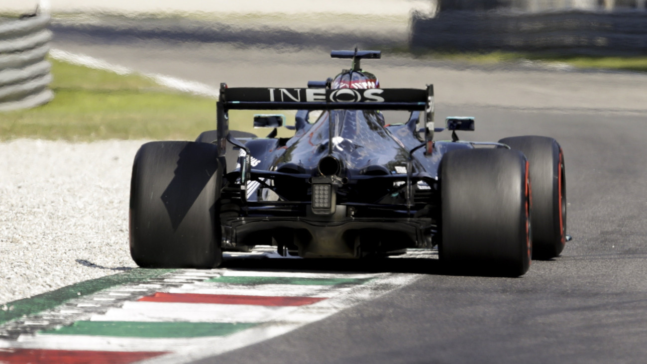 Lewis Hamilton, a Mercedes brit versenyzője a Forma-1-es autós gyorsasági világbajnokság Olasz Nagydíján a monzai versenypályán 2020. szeptember 6-án.