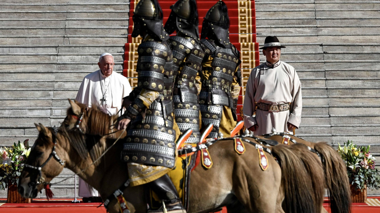 A vatikáni média által közreadott képen Ferenc pápa (b) és Uhnágín Hürelszüh mongol elnök megtekinti a díszőrséget az ulánbátori Állam-palota előtt rendezett fogadóünnepségen 2023. szeptember 2-án. Ferenc pápa az első katolikus egyházfő, aki látogatást tesz Mongóliában. Az ország hárommilliós lakosságának a túlnyomó többsége a buddhizmust és sámánizmust követi.