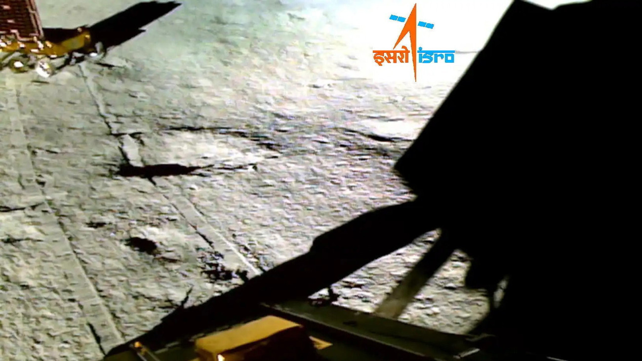 Az Indiai Űrkutatási Szervezet (ISRO) által 2023. augusztus 29-én közreadott felvétel a Csandraján-3 űrhajó holdjárójáról az égitest felszínén. Az űrhajó auguszts 23-án sikeresen leszállt a Hold déli sarkának térségében, és ezzel  az Egyesült Államok, az egykori Szovjetunió és Kína után  India lett a negyedik ország, amely űreszközt juttatott a Hold felszínére.