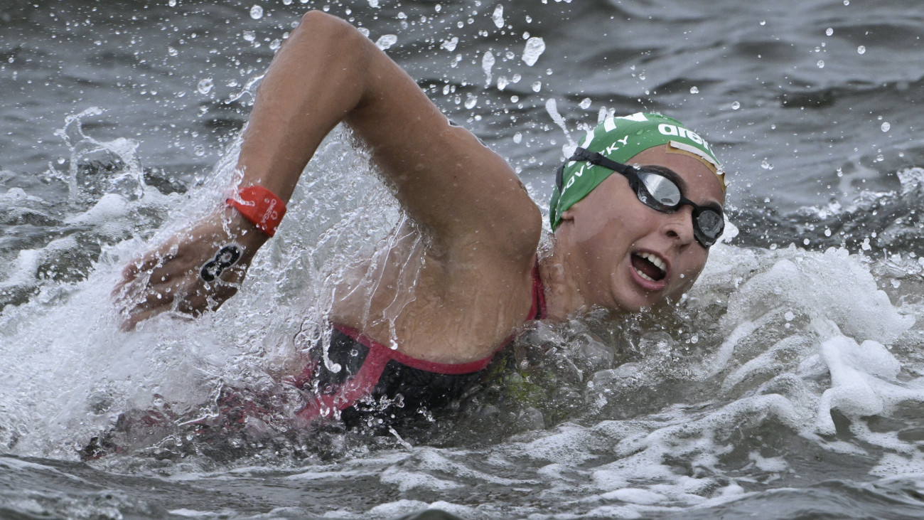 Fábián Bettina, a későbbi ezüstérmes magyar váltó tagja a nyílt vízi úszók 4x1500 méteres csapatversenyében a fukuokai vizes világbajnokságon 2023. július 20-án.