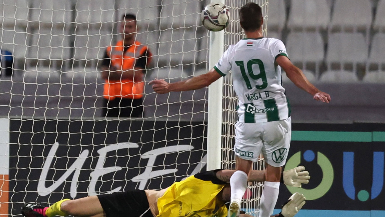 Varga Barnabás, a Ferencváros játékosa (j) megszerzi az ötödik gólt a labdarúgó Konferencia-liga harmadik selejtezőfordulójának első, Hamrun Spartans-Ferencváros mérkőzésén Ta Qaliban 2023. augusztus 10-én.
