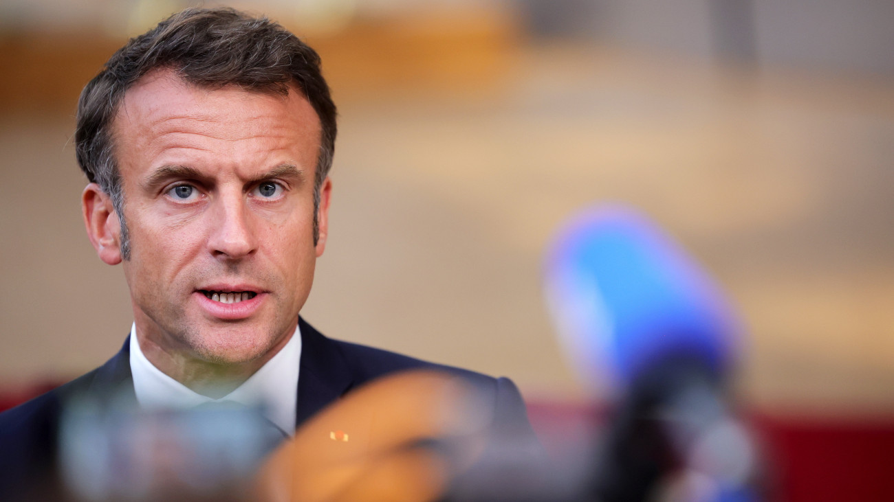 Emmanuel Macron francia elnök sajtóértekezletet tart az Európai Unió és a 33 országot tömörítő Latin-amerikai és Karibi Államok Közössége (CELAC) harmadik csúcstalálkozóján Brüsszelben 2023. július 18-án.