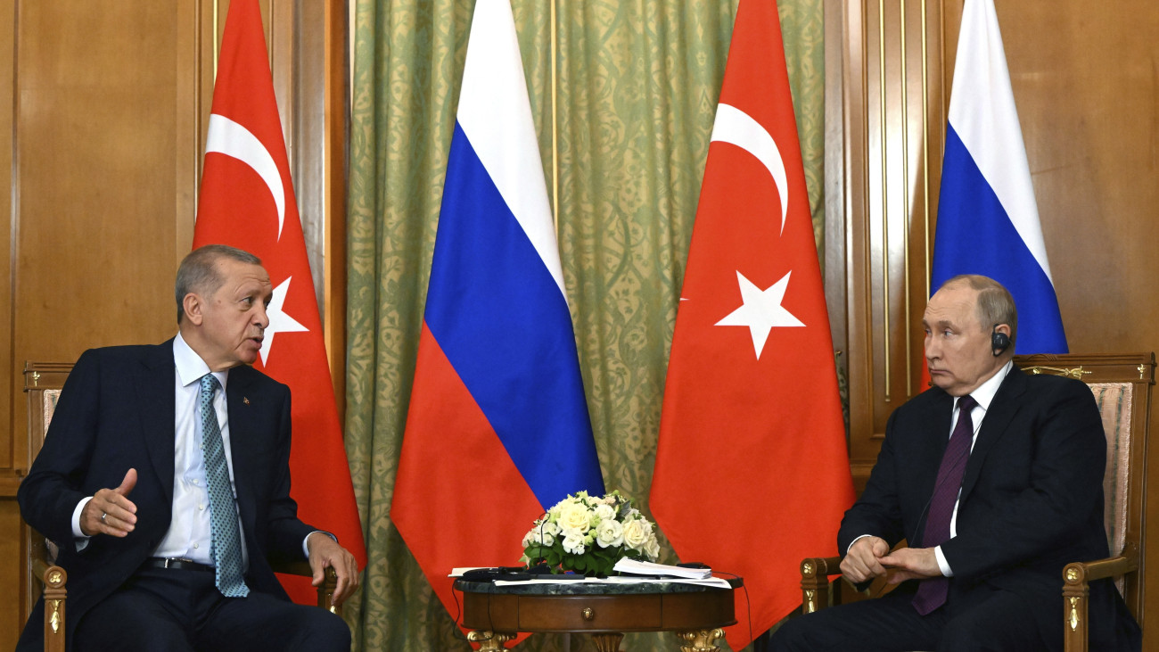 Vlagyimir Putyin orosz (j) és Recep Tayyip Erdogan török elnök megbeszélést folytat Putyin nyári rezidenciáján, a szocsi Bocsarov Rucsejben 2023. szeptember 4-én.