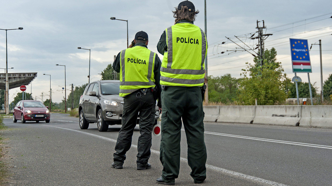 Szlovák rendőrök szúrópróbaszerű ellenőrzést tartanak a Rajka-Dunacsún (Cunovo) határátkelő szlovák oldalán 2015. szeptember 14-én.