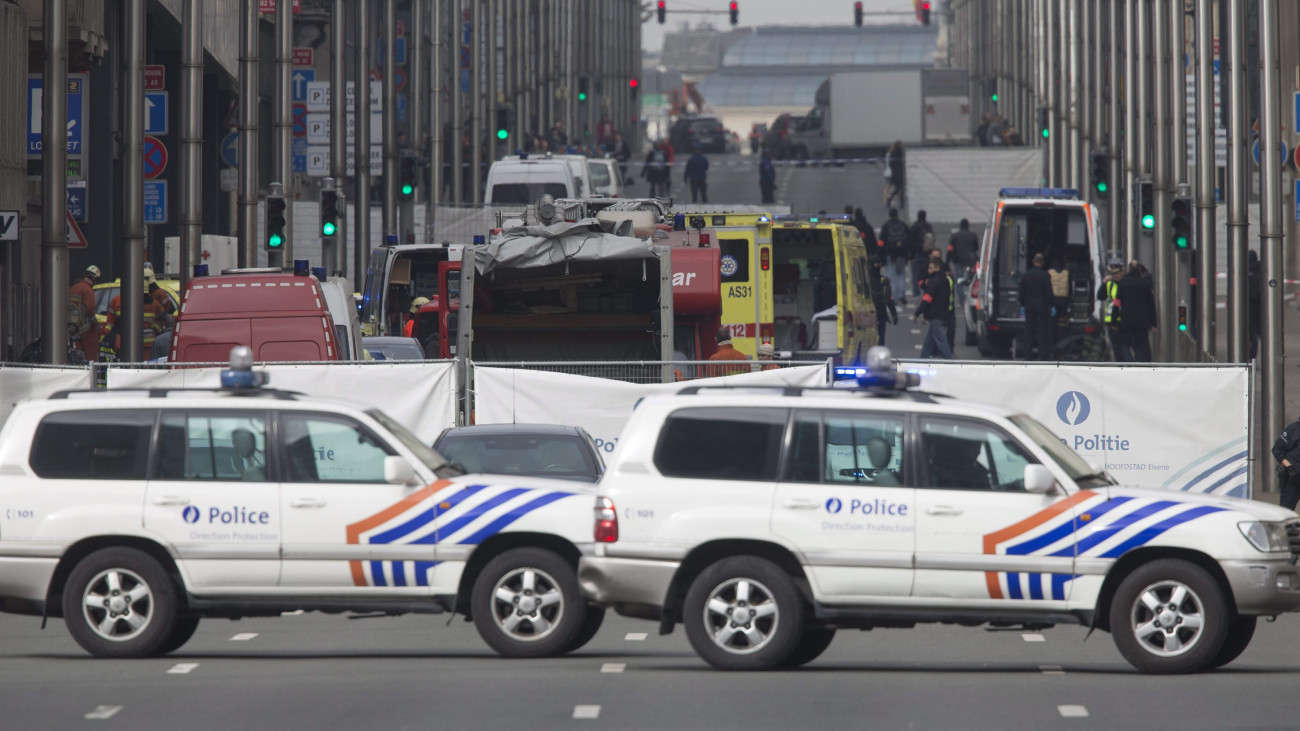 Brüsszel, 2016. március 22.Rendőrautók a brüsszeli Maelbeek nevű metróállomáson, miután robbantás történt a helyszínen 2016. március 22-én. Legkevesebb huszonegy halálos áldozata van Brüsszelben a Zaventem nemzetközi repülőtéren és a metróállomáson történt reggeli robbantásoknak Pierre Meys, a belga főváros tűzoltóságának szóvivője szerint. (MTI/EPA/Olivier Hoslet)