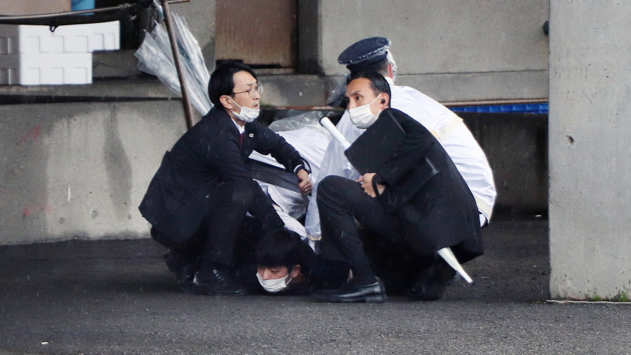 A helyszínen őrizetbe vesznek rendőrök egy 24 éves férfit, aki gyanús, henger alakú tárgyat, feltehetőleg füstbombát dobott a Vakajama prefektúrabeli Szaikadzaki halászkikötőjében kampányoló Kisida Fumio japán miniszterelnök felé 2023. április 15-én. A kormányfő sértetlen maradt.