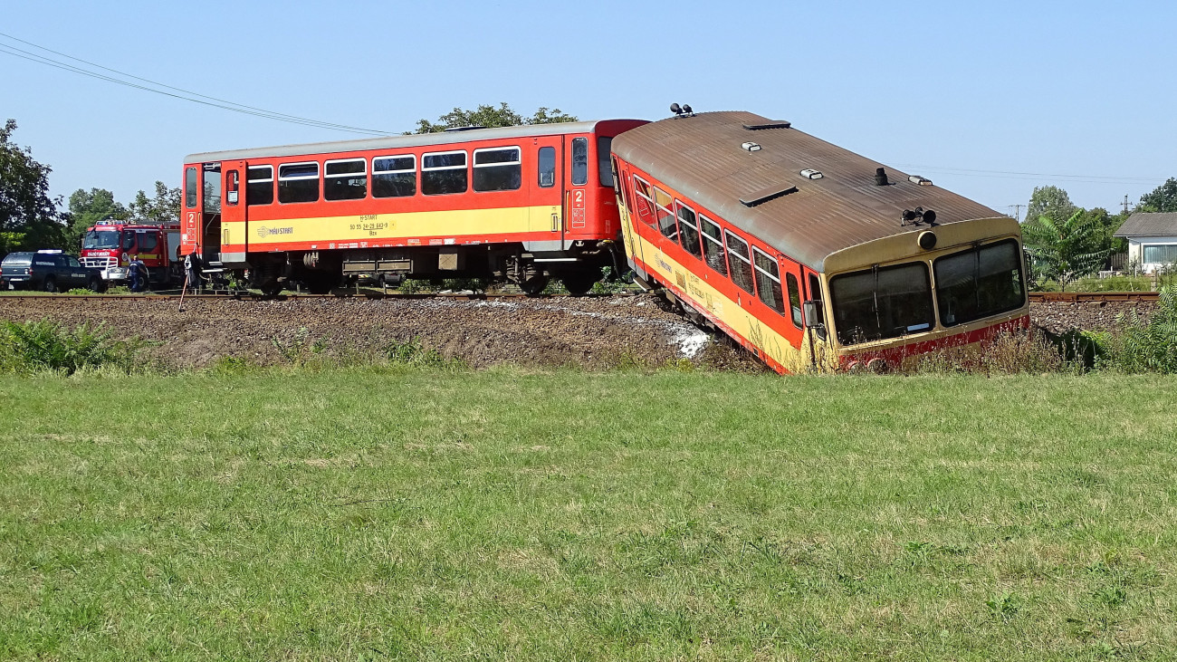 Kisiklott motorkocsi Mezőhegyes és Belsőkamaráspuszta között, a vasúti átjárónál, ahol egy gépjármű a Mezőhegyesről Békéscsabára közlekedő személyvonat oldalának ütközött 2023. szeptember 6-án. A vonaton utazó utasok közül senki sem sérült meg.