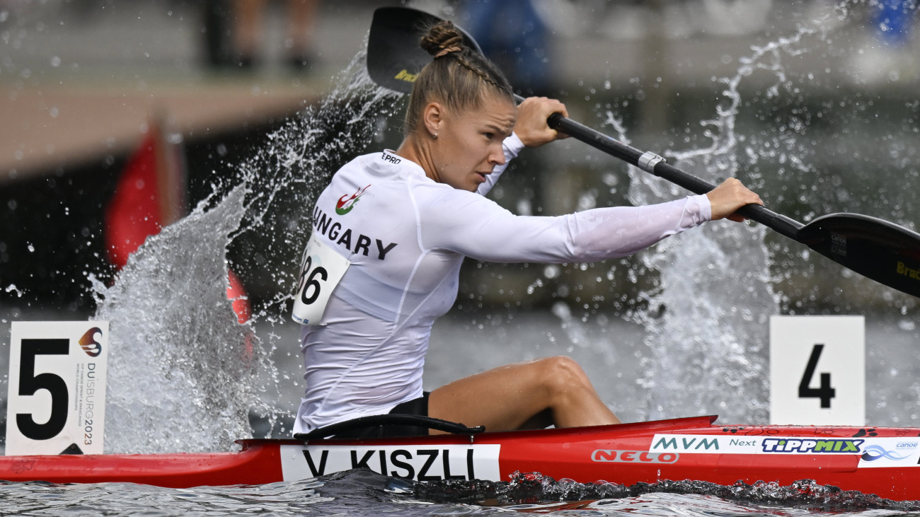 A későbbi ötödik Kiszli Vanda a női kajak 5000 méteres versenyében az olimpiai kvalifikációs kajak-kenu világbajnokságon Duisburgban 2023. augusztus 27-én.