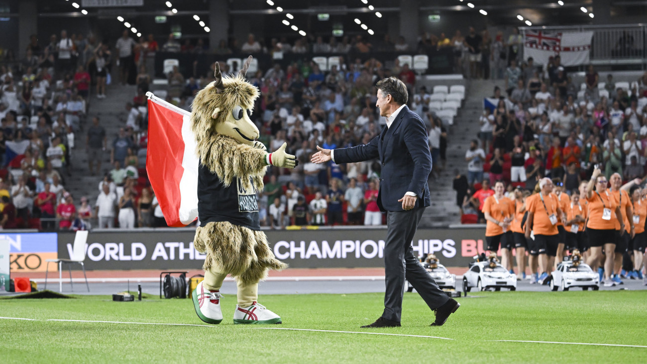 A vb kabalafigurája, Youhuu, a rackajuh és Sebastian Coe, a Nemzetközi Atlétikai Szövetség (WA) elnöke a budapesti atlétikai világbajnokság záróünnepségén a Nemzeti Atlétikai Központban 2023. augusztus 27-én.