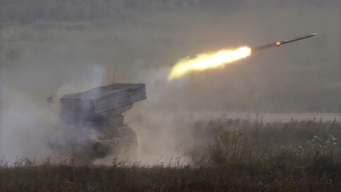 Alabino, 2017. augusztus 22.Az orosz Grad rakétavetővel tüzelnek a harmadszor megrendezett Nemzetközi Haditechnikai Fórumon a Moszkvai területen fekvő Alabinóban 2017. augusztus 22-én. (MTI/EPA/Jurij Kocsetkov)