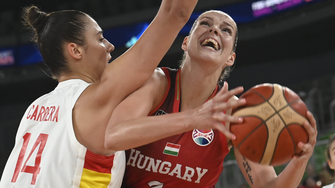 Kiss Virág (j) és a spanyol Raquel Carrera a női kosárlabda Európa-bajnokság elődöntőjében játszott Magyarország - Spanyolország mérkőzésen a ljubljanai Stozice Arenában 2023. június 24-én.