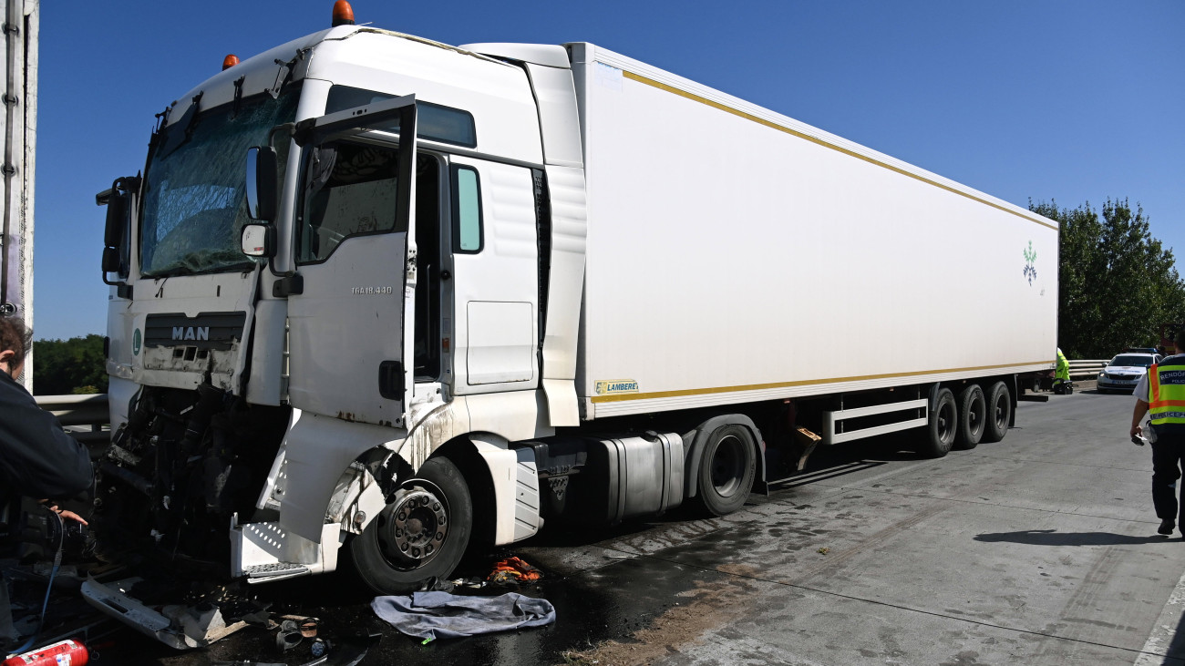 Összeroncsolódott kamion 2023. szeptember 7-én az M4-es autóutat az M0-ssal összekötő útszakaszon, Üllőnél, ahol három kamion összeütközött. Az utolsó szerelvény sofőrje, egy 64 éves férfi a helyszínen meghalt.