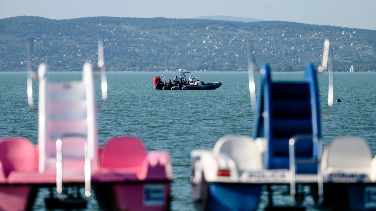 Motorcsónakról biztosítják a helyszínt rendőrök Balatonszéplak közelében, miután a Balatonba zuhant egy rendőrségi helikopter 2023. szeptember 7-én. Az MD 500E típusú helikopter a Készenléti Rendőrség Légirendészeti Szolgálatának tervezett gyakorlata közben, a parttól mintegy 300 méterre zuhant a tóba. A gép kétfős legénységét egy közelben tartózkodó hajó mentette ki.