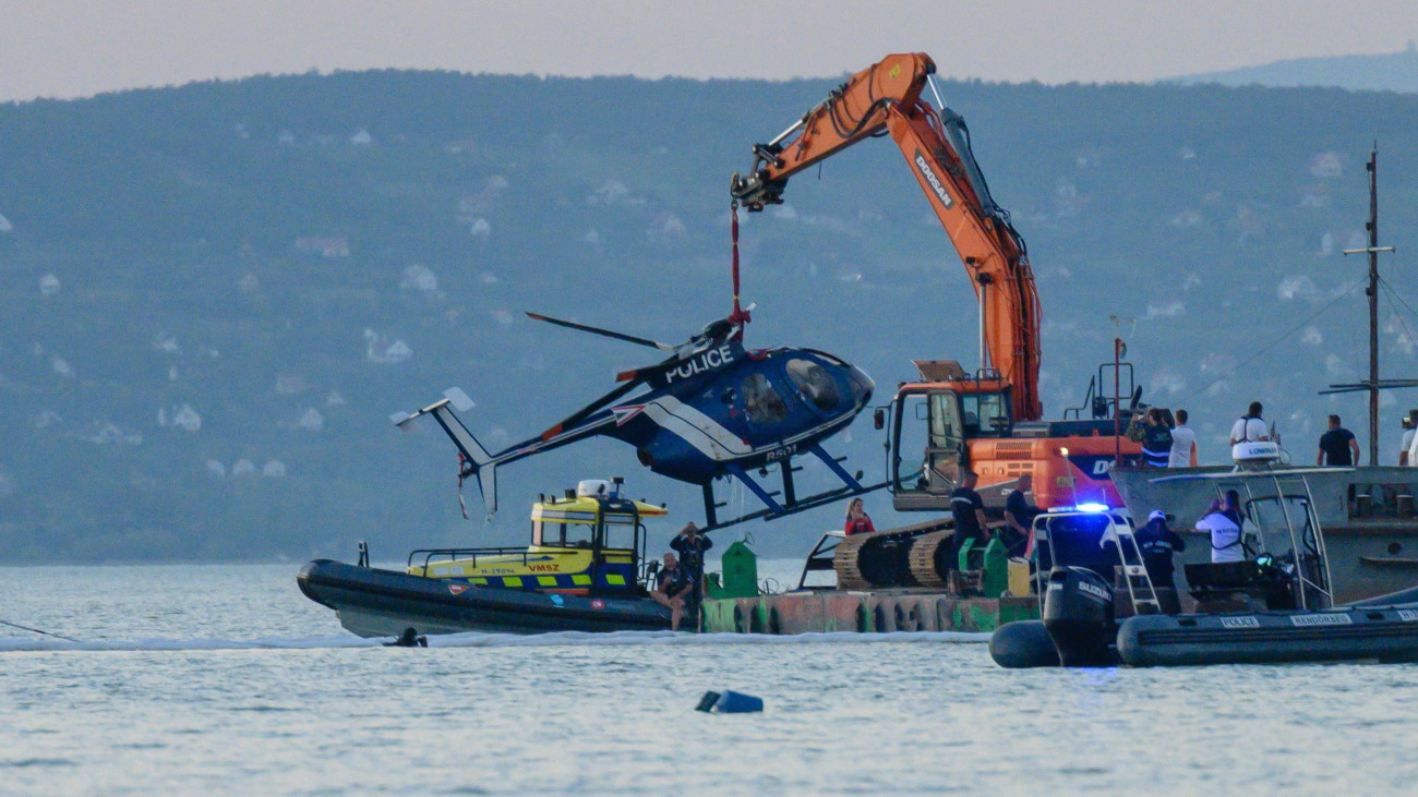 Kiemelik a vízből a Balatonba zuhant rendőrségi helikoptert Balatonszéplak közelében 2023. szeptember 7-én. Az MD 500E típusú helikopter a Készenléti Rendőrség Légirendészeti Szolgálatának tervezett gyakorlata közben, a parttól mintegy 300 méterre zuhant a tóba. A gép kétfős legénységét egy közelben tartózkodó hajó mentette ki.