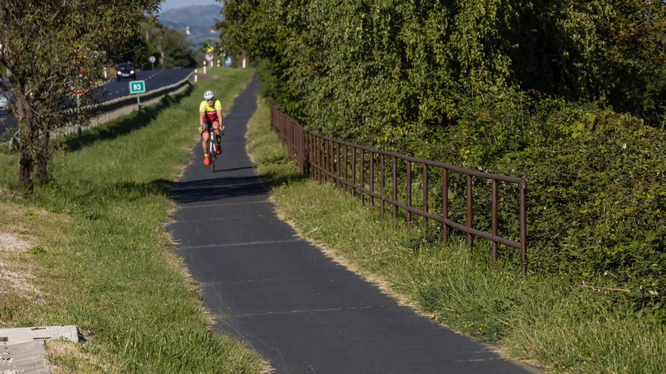 Kerékpárút Balatongyörökön a balatoni bringakörút felújításáról tartott sajtótájékoztató napján, 2023.szeptember 7-én. Balatonudvari és Vonyarcvashegy között 10,5 kilométernyi szakaszon folytatódik a kerékpárút felújítása.