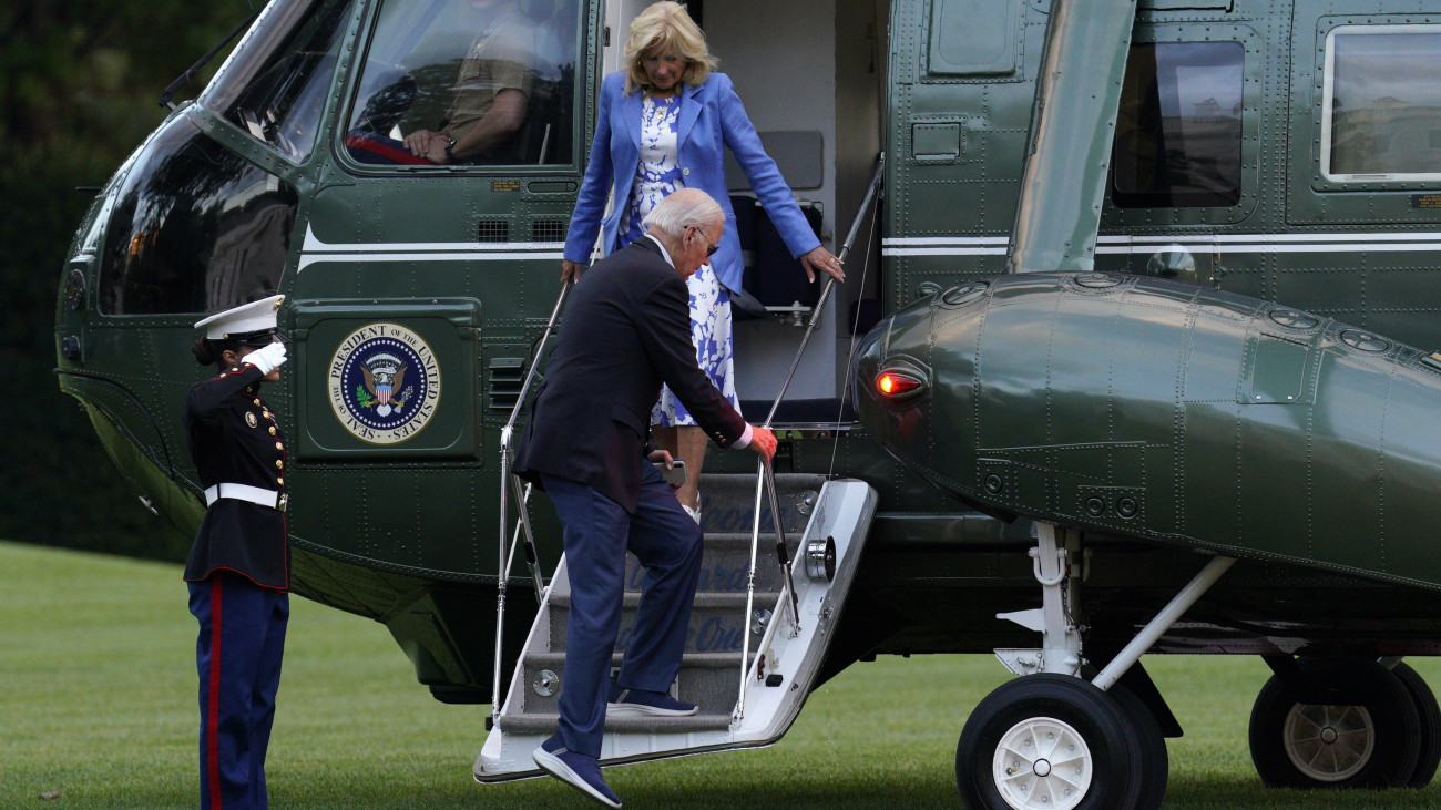 Joe Biden amerikai elnök és a felesége, Jill Biden kiszáll az elnöki helikopterből, amint nyaralásáról visszatér a washingtoni Fehér Házba 2023. augusztus 26-án.