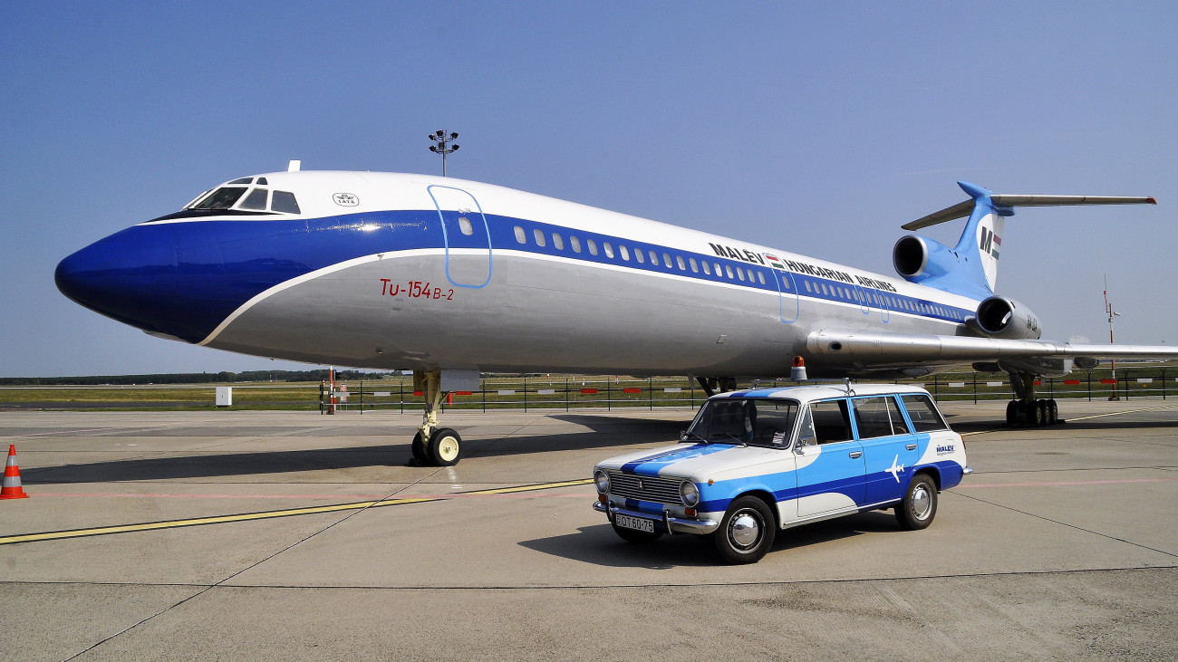 Budapest, 2018. augusztus 31. Egy korabeli Malév irányító gépkocsi az újrafestett repülő előtt. Újrafestette a Légiközlekedési Kulturális Központ (LKK) a Malév első Tupoljev Tu-154-es repülőgépét, amely 45 évvel ezelőtt érkezett meg Szamarából Budapestre. A HA-LCA lajstromjelű Tu-154-est 1991-ben teherszállításra alakították át, majd 1993-ban vonták ki a forgalomból.  MTVA/Bizományosi: Balaton József