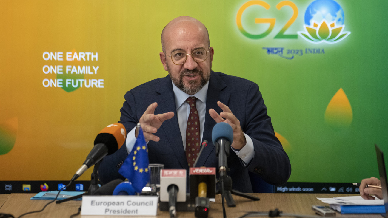 Charles Michel, az Európai Tanács elnöke sajtótájékoztatót tart a világ 19 legfejlettebb gazdaságú és vezető feltörekvő országát, valamint az Európai Uniót tömörítő húszas csoport, a G20 csúcstalálkozója előtt egy nappal Újdelhiben, 2023. szeptember 8-án. A G20-as országcsoport állam- és kormányfői csúcstalálkozóját szeptember 9-én és 10-én rendezik az indiai fővárosban.