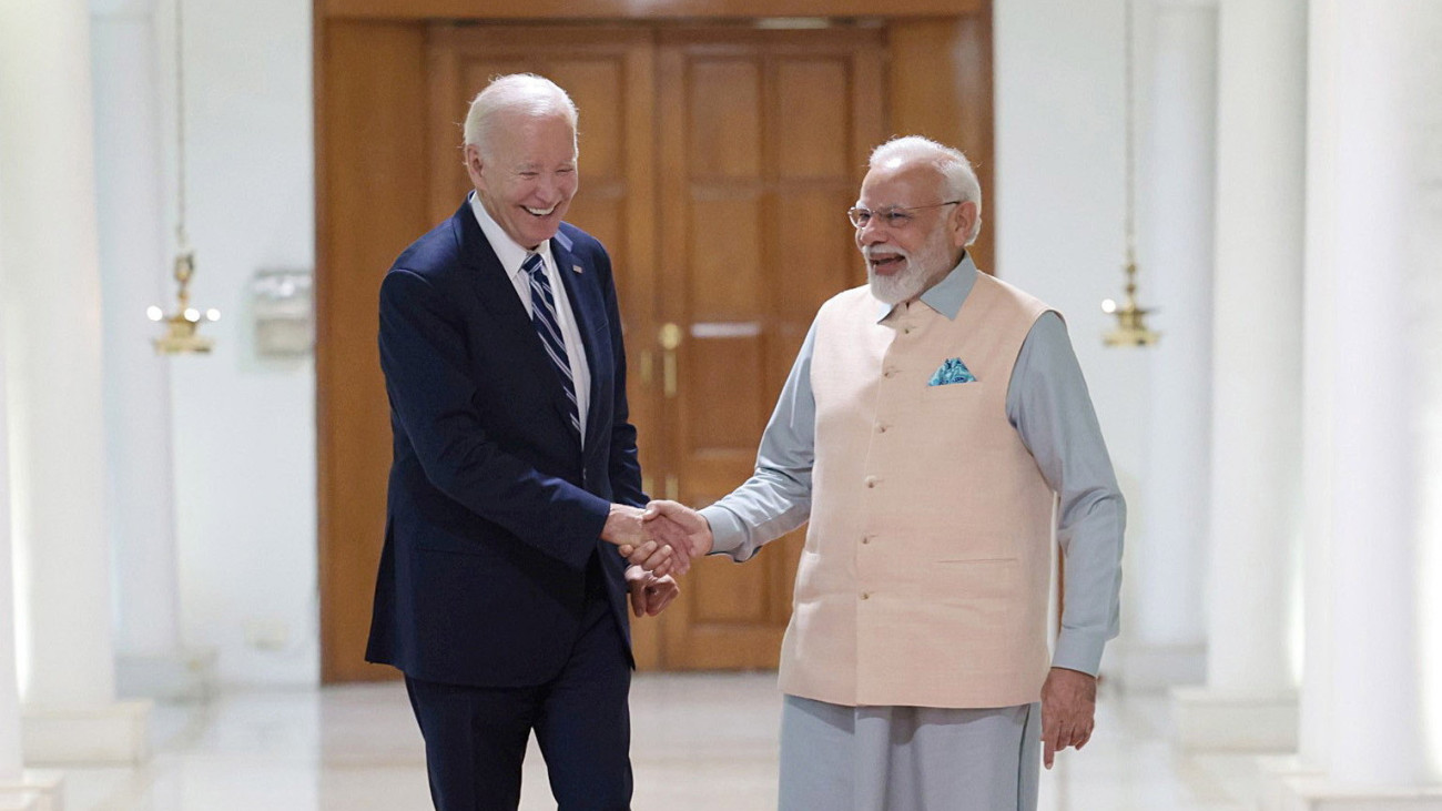 Az Indiai Sajtótájékoztatási Hivatal (PIB) által közreadott képen Narendra Modi indiai miniszterelnök (j) fogadja Joe Biden amerikai elnököt a világ 19 legfejlettebb gazdaságú és vezető feltörekvő országát, valamint az Európai Uniót tömörítő húszas csoport, a G20 csúcstalálkozója előtt egy nappal Újdelhiben, 2023. szeptember 8-án. A G20-as országcsoport állam- és kormányfői csúcstalálkozóját szeptember 9-én és 10-én rendezik az indiai fővárosban.