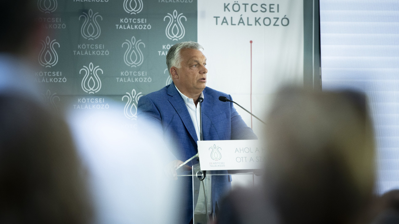 A Miniszterelnöki Sajtóiroda által közreadott képen Orbán Viktor kormányfő előadása a Polgári Magyarországért Alapítvány rendezvényén, a Polgári Pikniken a kötcsei Dobozy-kúriában 2023. szeptember 9-én.