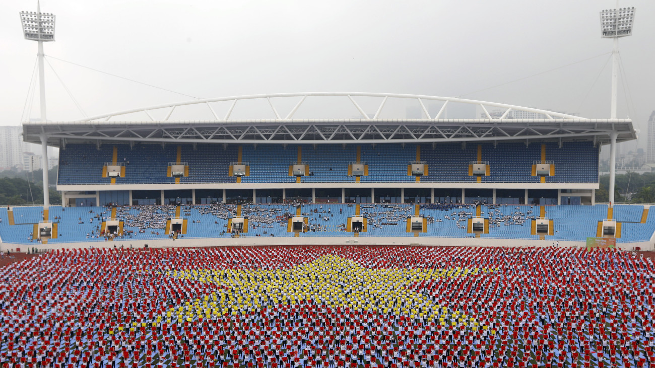 Jógagyakorlatokat végeznek résztvevők a hanoi My Dinh Nemzeti Stadionban 2023. augusztus 12-én. A mintegy ötezer ember részvételével tartott esemény a várakozások szerint bekerül a Guinness Rekordok Könyvébe.