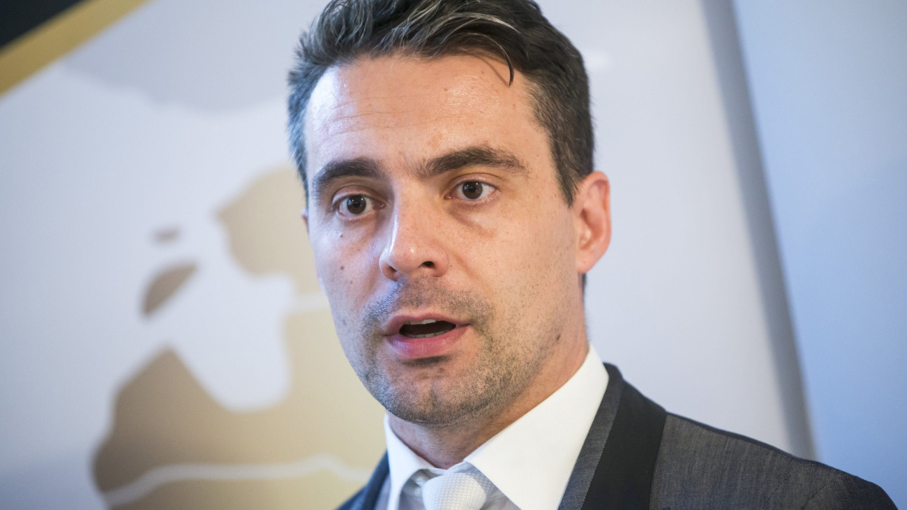 Vona Gábor, a Jobbik elnöke az európai bérunióról indított kampány sajtótájékoztatóján a párt józsefvárosi irodájában 2017. március 28-án.