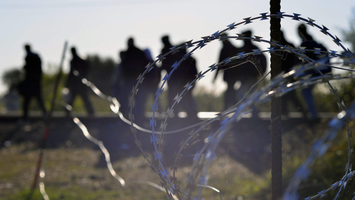 Átjutott a határon 2555 illegális migráns a hétvégén
