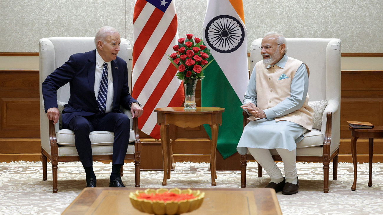 Újdelhi, 2023. szeptember 8.Az Indiai Sajtótájékoztatási Hivatal (PIB) által közreadott képen Narendra Modi indiai miniszterelnök (j) megbeszélést folytat Joe Biden amerikai elnökkel a világ 19 legfejlettebb gazdaságú és vezető feltörekvő országát, valamint az Európai Uniót tömörítő húszas csoport, a G20 csúcstalálkozója előtt egy nappal Újdelhiben 2023. szeptember 8-án. A G20-as országcsoport állam- és kormányfői csúcstalálkozóját szeptember 9-én és 10-én rendezik az indiai fővárosban.