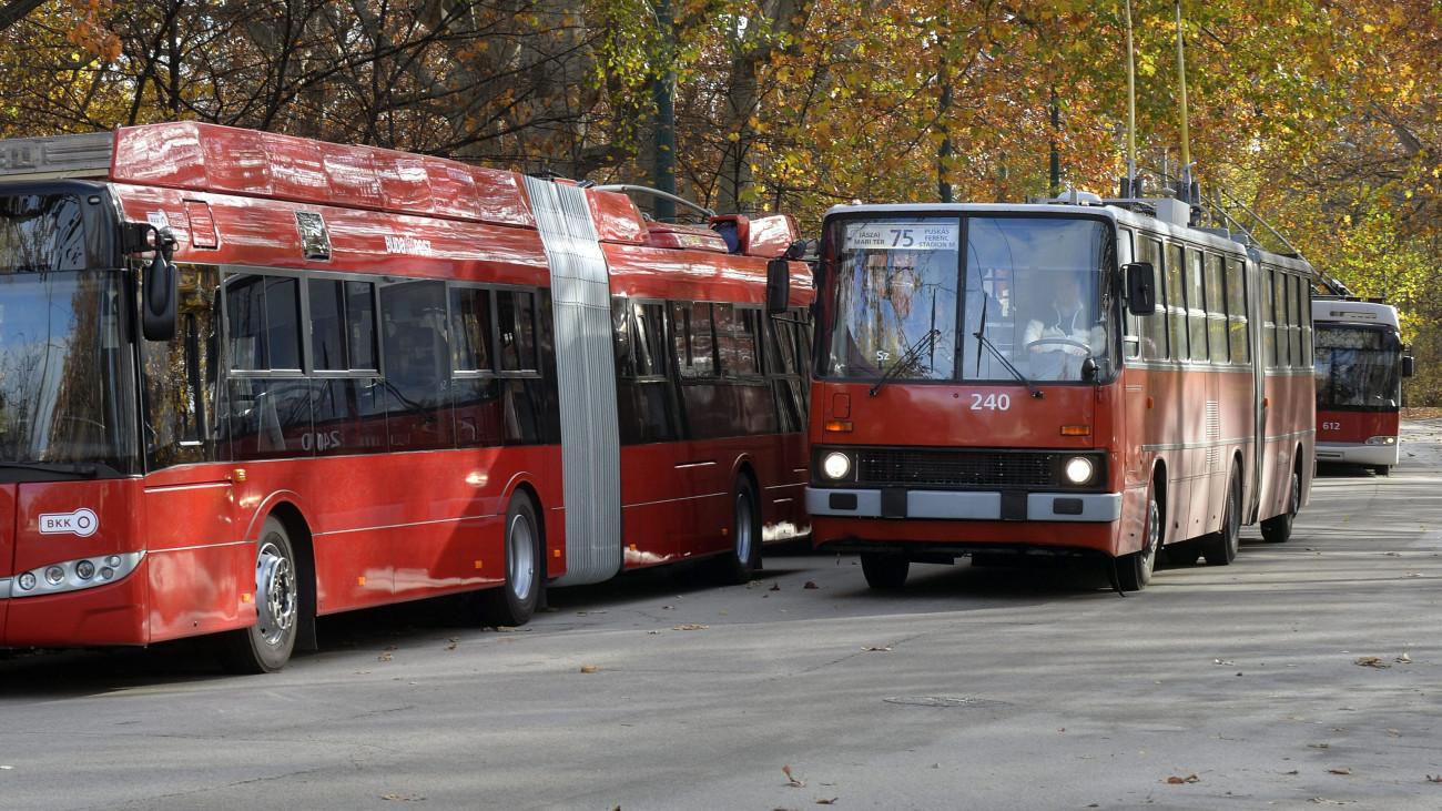 Egy Ikarus 280T halad el egy új Solaris-Skoda trolibusz mellett a Hősök terén 2015. november 16-án. Délutántól hét Solaris-Skoda kezdi meg az utasok szállítását a 72-es, a 76-os és a 79-es vonalon.