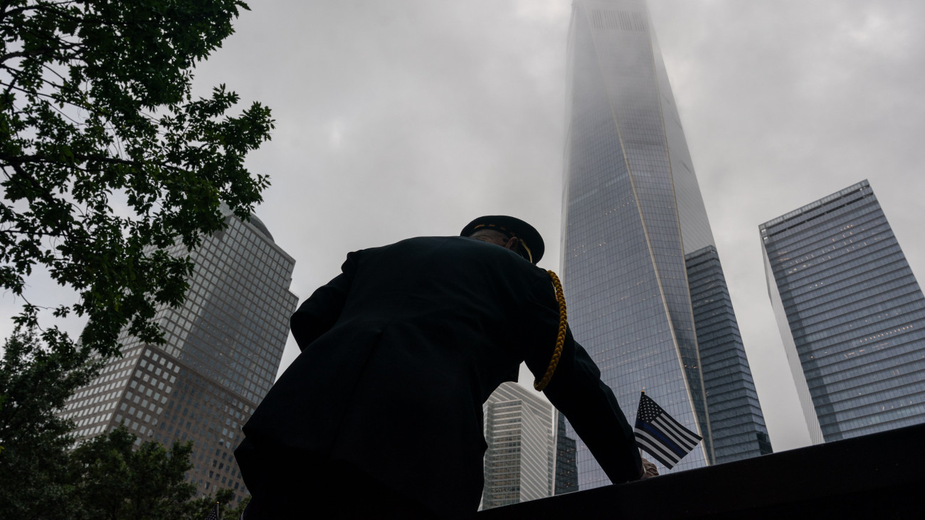 Virágot helyez el egy katonatiszt a Szeptember 11. Emlékműnél, a 2001. szeptemberi New York-i terrortámadásban megsemmisült Világkereskedelmi Központ ikertornyainak helyén létesített Ground Zero területén 2023. szeptember 11-én, az Egyesült Államok elleni 2001. szeptember 11-i repülőgépes terrortámadások 22. évfordulóján.