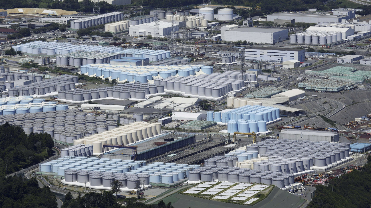 Sugárszennyezett hűtővíz tárolására alkalmas tartályok sorakoznak a Tokyo Electric Power Company Holdings (TEPCH) által üzemeltetett, a 2011-es földrengést követő szökőárban megsérült fukusimai Daiicsi atomerőmű területén 2023. augusztus 22-én. Japán 2023. augusztus 24-én megkezdte az atomerőmű tisztított hűtővizének a Csendes-óceánba engedését a helyi halászok és szomszédos országok tiltakozása ellenére. A hűtővíz óceánba engedésének tervét két éve fogadta el a japán kormány, a Nemzetközi Atomenergia-ügynökség (NAÜ) pedig júliusban hagyta jóvá az elképzelést, és kimondta, a víz kibocsátása nem jelent veszélyt az emberekre vagy a környezetre.