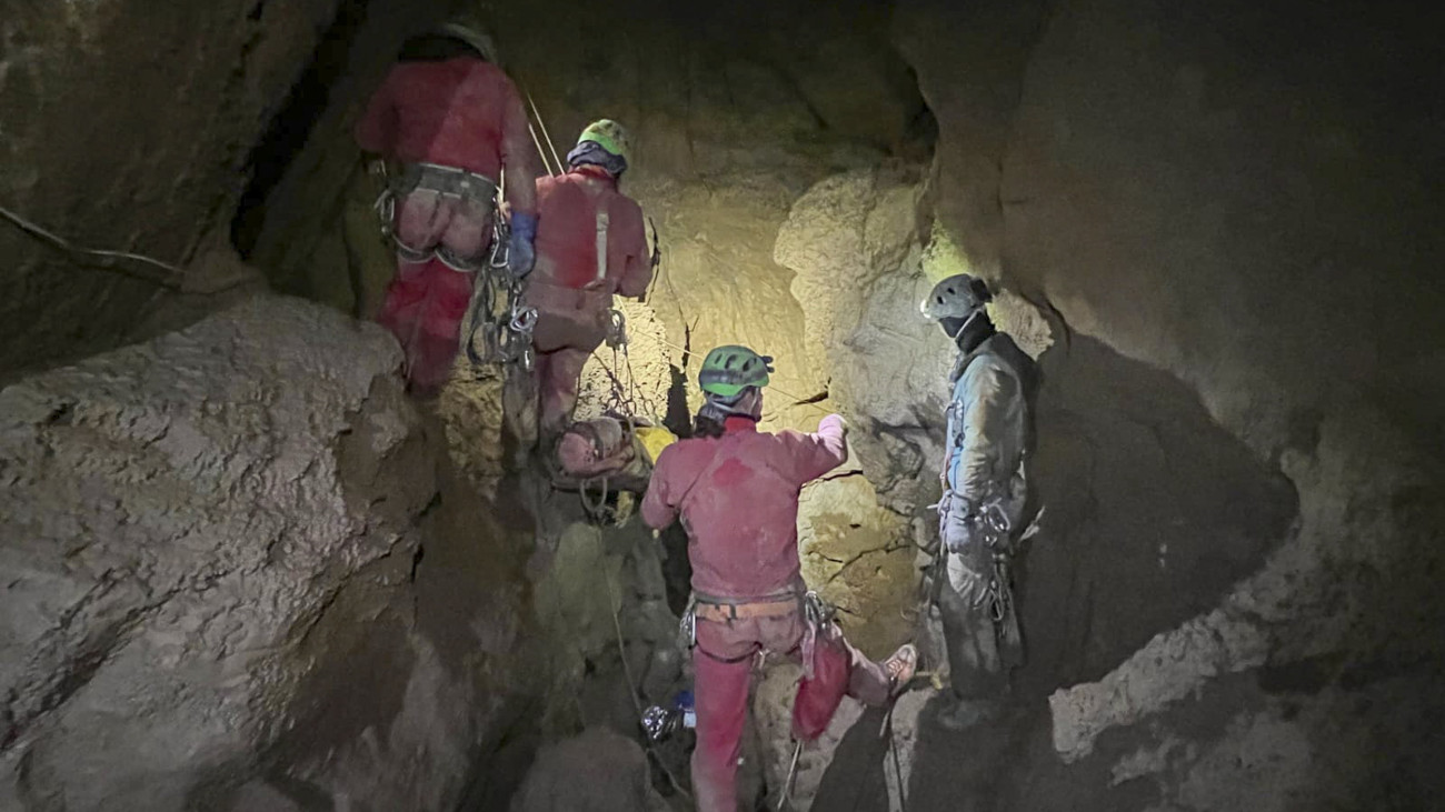 Magyarországra jött az 1000 méter mélyről kimentett barlangász