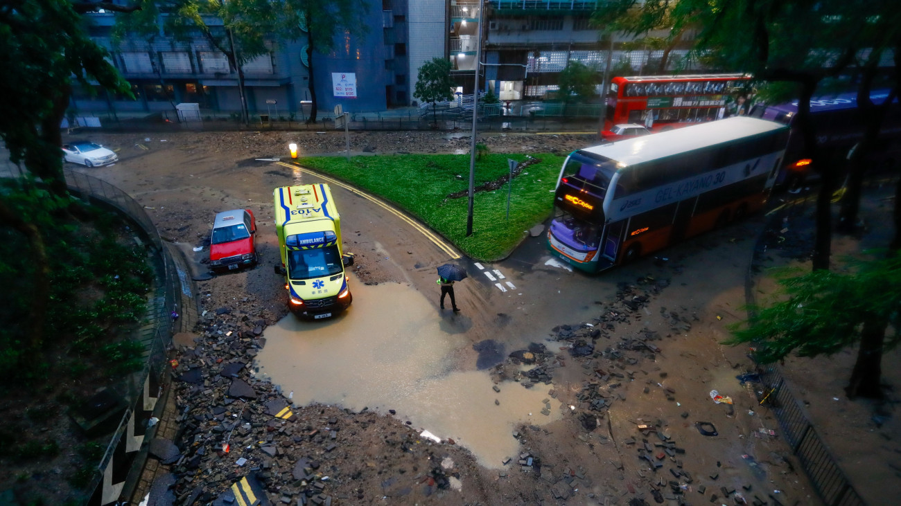 A heves esőzések okozta árvíz törmelékével borított utak egyike Hongkongban 2023. szeptember 8-án.