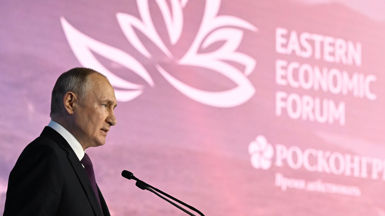 Vlagyimir Putyin orosz elnök beszédet mond a Keleti Gazdasági Fórumon a délkelet-oroszországi Vlagyivosztokhoz tartozó Russzkij-szigeten 2023. szeptember 12-én.