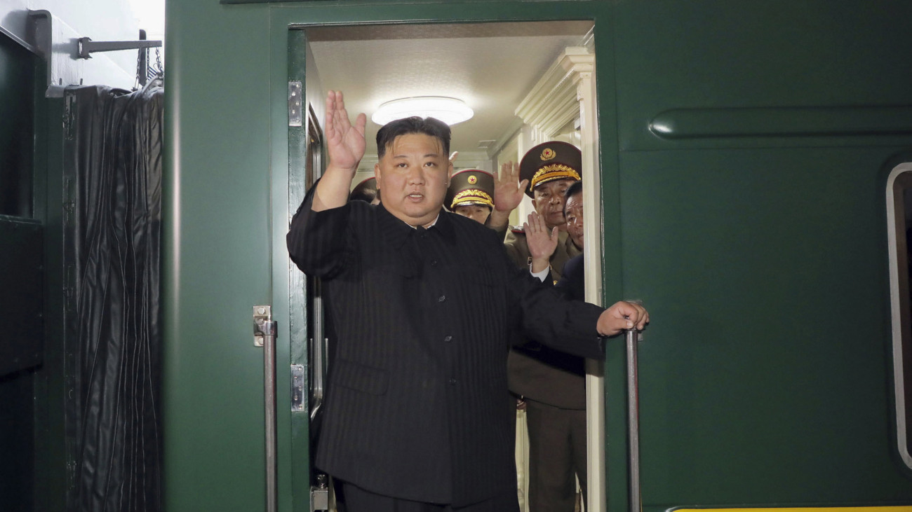 A KCNA észak-koreai állami hírügynökség felvételén Kim Dzsong Un első számú észak-koreai vezető, a Koreai Munkapárt főtitkára integet a páncélvonata ajtajában, amint a szerelvény útnak indul Phenjanból 2023. szeptember 10-én. Az orosz elnöki hivatal sajtószolgálata szerint Kim Dzsong Un a napokban hivatalos látogatást tesz Oroszországban.