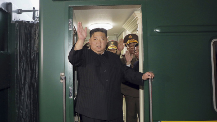 Olyan luxusautója van az észak-koreai diktátornak, amilyen nem lehetne neki