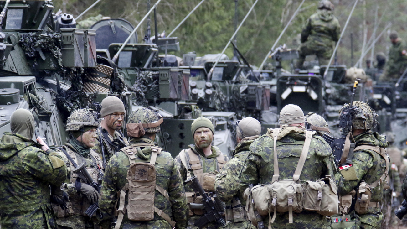 Kanadai katonák Light Armoured Vehicle (LAV) gyalogsági harcjárműveikkel vesznek részt a NATO Defender Europe 2020 elnevezésű művelete keretében tartott Steele Brawler gyakorlatozáson a lettországi Daugavpils közelében 2020. április 15-én.