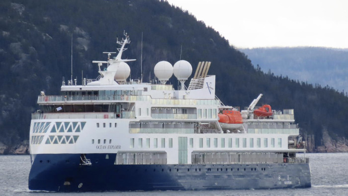 Nagy bajba került több mint kétszáz ember egy hajón Grönlandnál