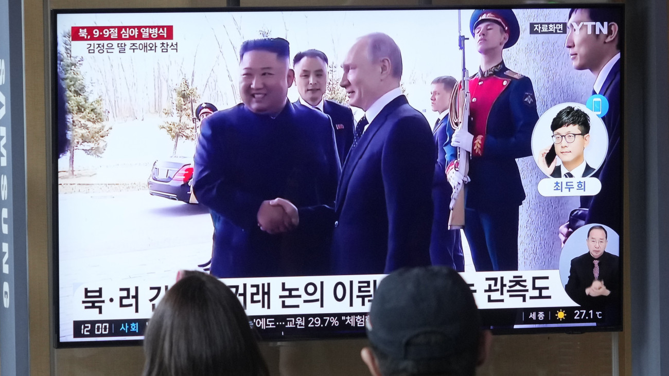 Kim Dzsong Un elsőszámú észak-koreai vezetőről, a Koreai Munkapárt főtitkáráról (b) és Vlagyimir Putyin orosz elnökről (k) szóló tudósítást néznek dél-koreai utasok a szöuli központi pályaudvaron 2023. szeptember 9-én, egy nappal Észak-Korea alapításának 75. évfordulója után.