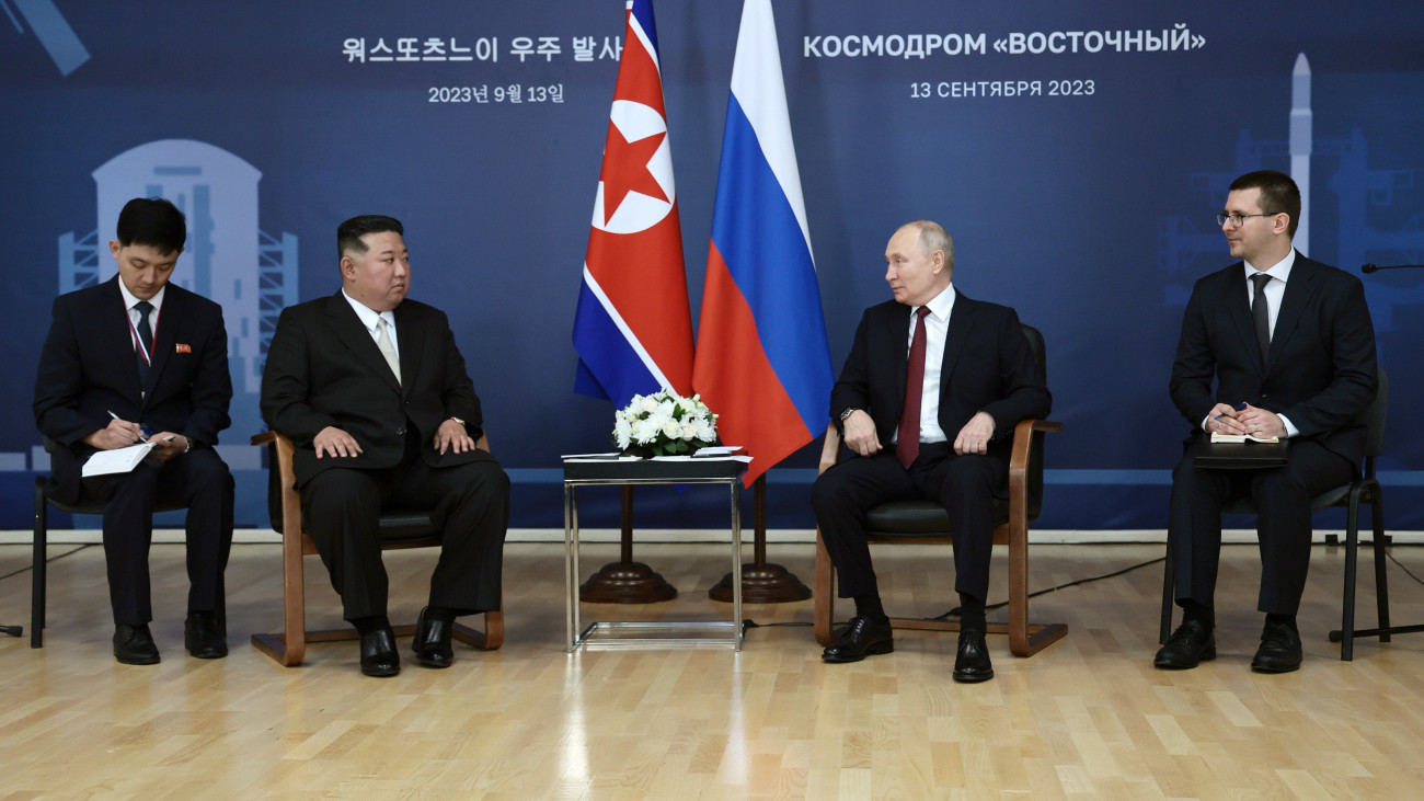 Vlagyimir Putyin orosz elnöknek (j2) és Kim Dzsong Un elsőszámú észak-koreai vezetőnek, a Koreai Munkapárt főtitkárának, a Nemzetvédelmi Bizottság első elnökének (b2) találkozója a szibériai Vosztocsnij űrrepülőtéren 2023. szeptember 13-án.